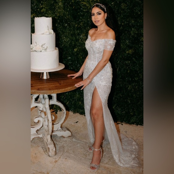 Wedding Dress - Picture 1 of 4